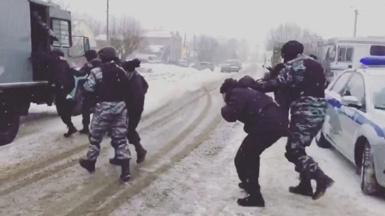 Спецоперация ОМОН и развязавшийся шнурок