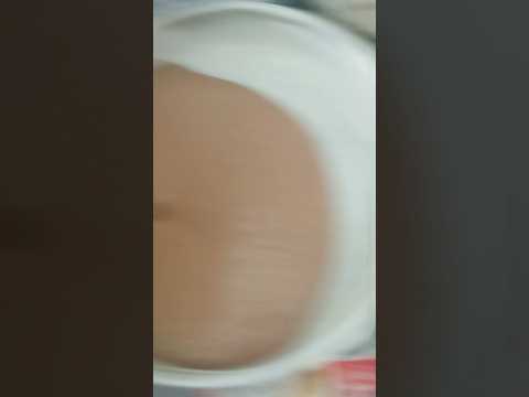 Bolo de cenoura simples e delicioso com cobertura de chocolate branco