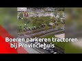 De boeren parkeren hun trekker netjes naast het provinciehuis.