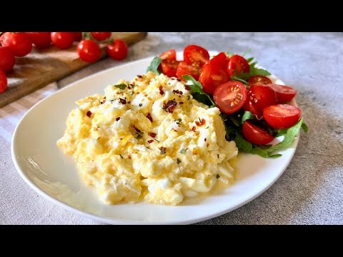 Creamy scrambled eggs with cottage cheese. Ready in less then 5 minutes