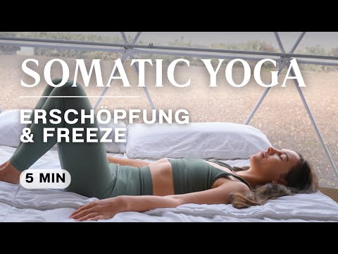 5 Min somatische Yoga Morgenroutine bei Erschöpfung | Raus aus dem Freeze