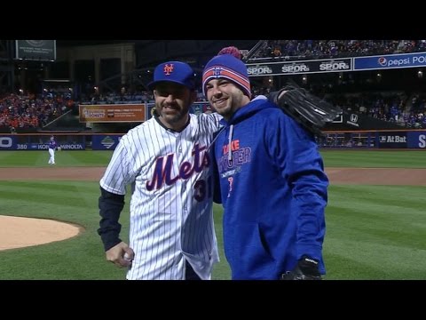 Jimmy Kimmel throws out the first pitch