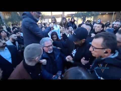 Fabrizio Corona a Bari, folla inferocita travolge Tino: il prezzo di un successo falsissimo