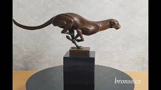 Moderní bronzová socha geparda – běžící gepard na mramorovém podstavci, elegantní zvířecí dekorace
