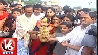 Godavari Pushkaralu | CM KCR Family offers Special Prayers in Dharmapuri | V6 News