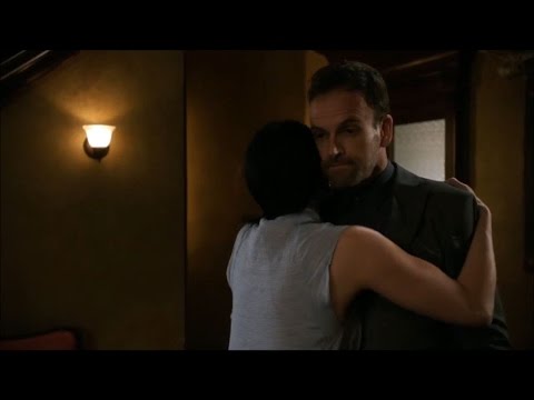 Elementary 4x01 - Watson hugs Sherlock