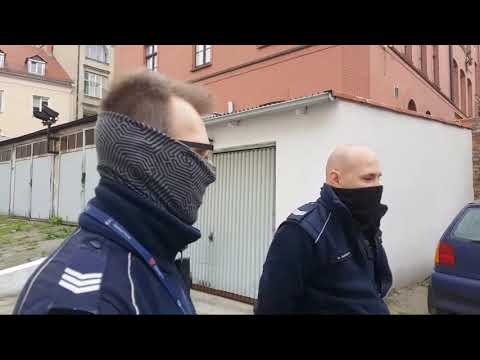 Ksiądz przesłuchuje policjantów