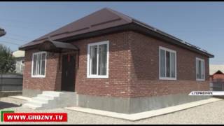 Фонд Кадырова построил дом для семьи Умаровых из села Герменчук 