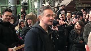TOM CHAPLIN (KEANE) BUSKING ‘WALKING IN THE AIR’ | BOROUGH MARKET, Cantando en Vivo en Londres
