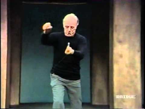 Ο Dario Fo [Ντάριο Φο] ερμηνεύει σκηνικά τον στερεότυπο χαρακτήρα των υπηρετών zanni [τζάννι] της κομμέντια ντελλ άρτε.