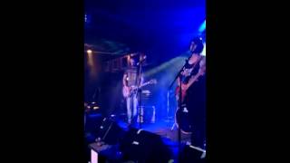 Trecho Levitika Cantando Zombie Barbie em show