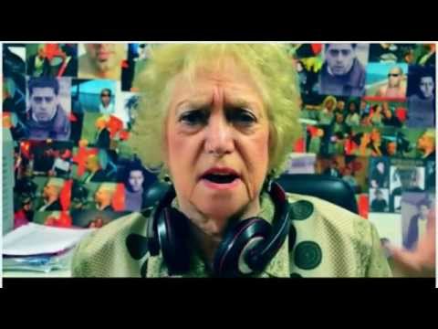 ABUELA COCAINOMANA JUEGA AL CANDY CRUSH 28-04-15