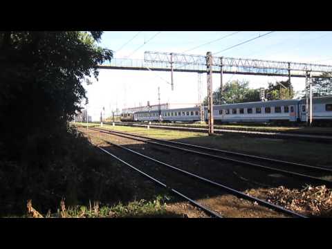 EP09-046 (EU: 150 010-3) z iC 3606 "CHEŁMOŃSKi" (KR.GŁ.-WR.GŁ.) - przelot pod wiaduktem blisko WGB
