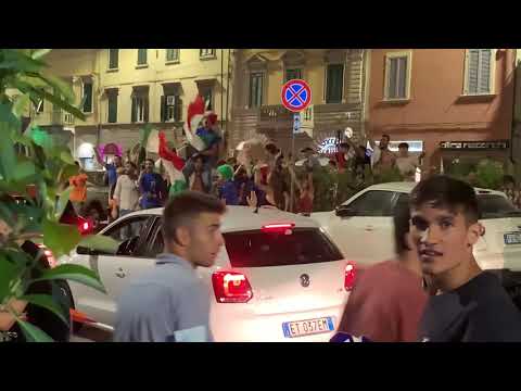 Festeggiamenti a Pontedera dopo Italia-Belgio 2-1