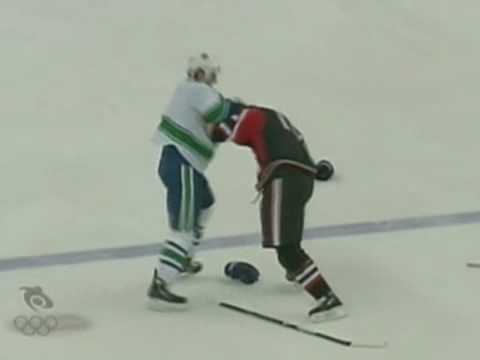 Kevin Bieksa vs Shean Donovan