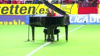 MARIA TOLEDO versiona el conocido himno del Sevilla F.C. ante más de 40.000 personas