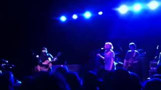 Breeders with Tanya Donelly play "Happiness is a Warm Gun"