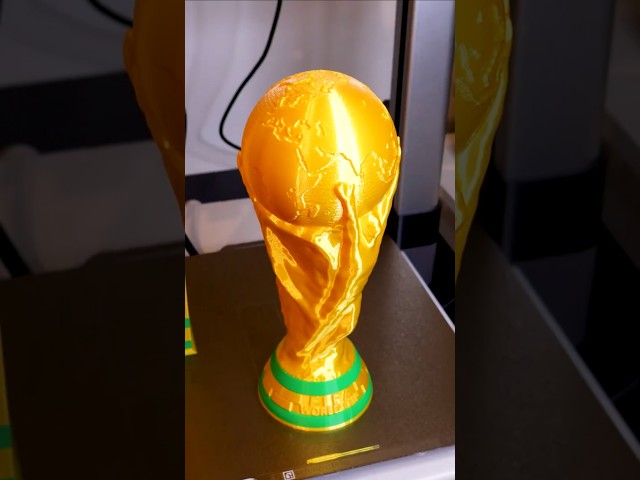 Vídeo relacionado con HshDUti Réplica de trofeo estilo Copa del Mundo Trofeo de fútbol impreso en 3D Modelo de exhibición Premio para campeones Regalo para aficionados al deporte Decoración para el hogar y la oficina (21
