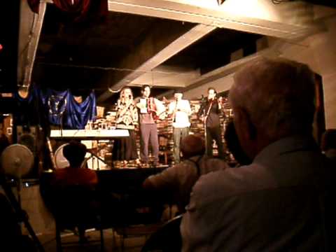 Olga Mieleszczuk, "Tzvishn di berg, di grine"