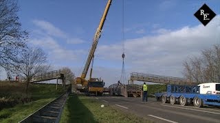 preview picture of video 'Vuilniswagen ramt voetgangersbrug Dijkgraaf den Dekkerweg Werkendam'