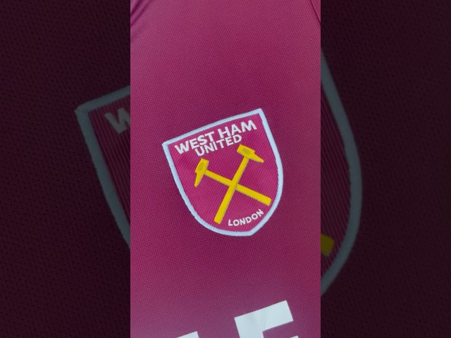 Vídeo relacionado con West Ham United F.C. - Gorro de Punto, diseño de Escudo del West Ham United, Azul, Rojo, S