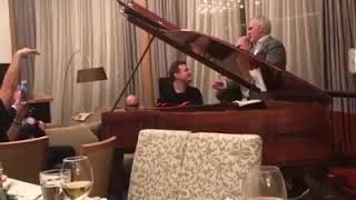 Танцует дома в колготках