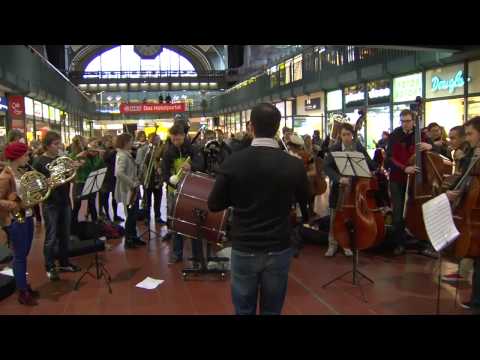 Flashmob - junge norddeutsche philharmonie - Hamburger Hbf - in der Halle des Bergkönig