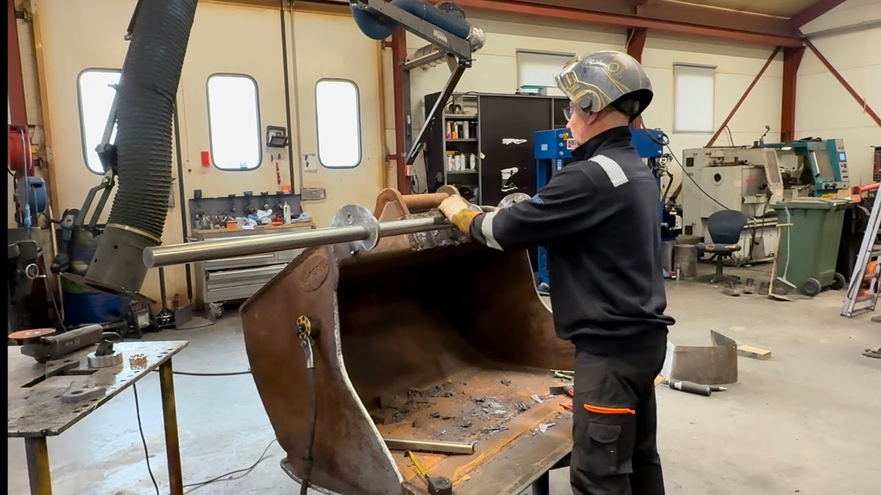 Nyt tulee erikoinen, kolmen toiminnon kauha tästä vanhuksesta.