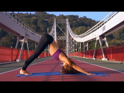 Herabschauender Hund Adho Mukha Svanasana - Yoga-Posen Schritt für Schritt erklärt