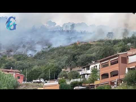 Argentario, incendio vicino alle case: in volo tre elicotteri e un Canadair
