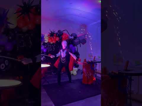 Dracula präsentiert eine Halloween-Seifenblasenshow mit Nebelblasen
