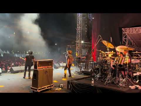 “Menjilat Matahari” God Bless live at Rock Legends Fest