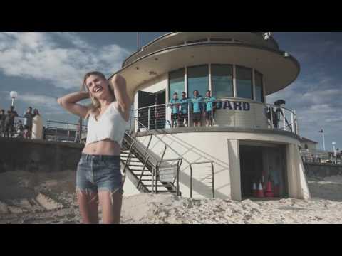 Bouchard hangs with Lifeguards at Bondi Beach | Apia International Sydney 2017