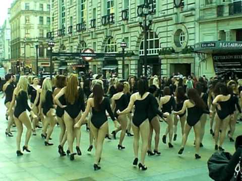 Flash Mob 100 Girls Dance in Piccadilly Circus to Beyonce Single Ladies