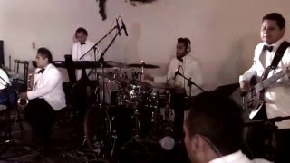 Frente a la chimenea celebración navideña 2015