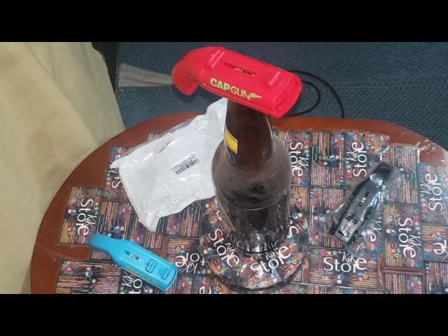 Vídeo relacionado con Pack de 3 Abrebotellas de Cerveza con Lanzador de Chapas, Abridor de Botellas Divertido para Bar y Fiestas, Gadgets Originales Regalos Frikis (Azul, Negro, Rojo)