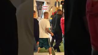 Justin Bieber has a strong face card, but real Beliebers can recognize him from behind #justinbieber