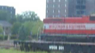 preview picture of video 'WSOR skunk SD-20 leaving East Johnson st. yard 2051'