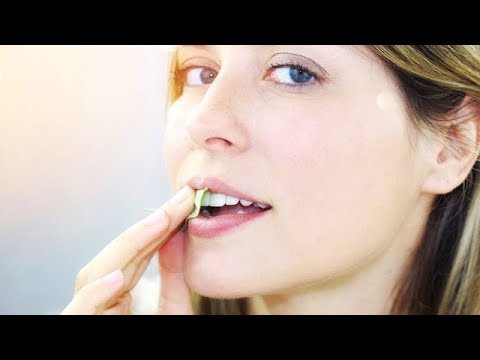 Come SBIANCARE i denti in modo naturale - How to WHITEN teeth EASILY and NATURALLY