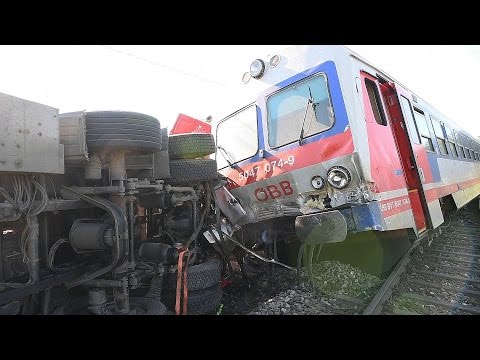 Lkw von Almtalbahn erfasst