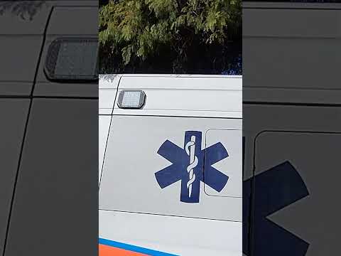 Ambulancia del CEC Río Ceballos estacionada en la base luego de dejar a un paciente en el hospital