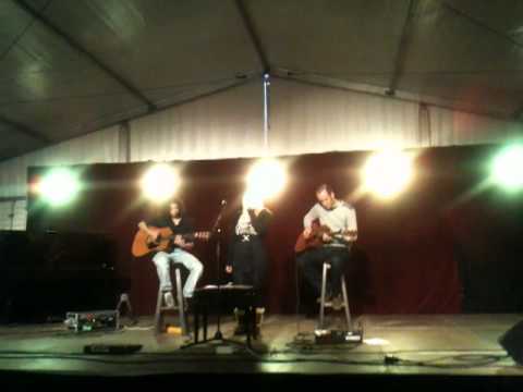 Charlotte met Remco de Vries en Robin van Rijswijk op gitaar