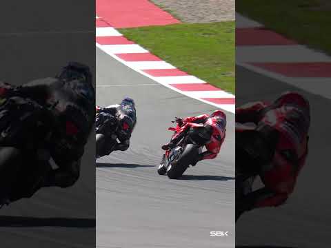 Razgatlioglu 🆚 Bulega in EPIC Race 1 duel 🤺 | 2025 #PortugueseWorldSBK 🇵🇹