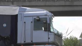 preview picture of video 'Vrachtwagen ramt viaduct Schaijk'