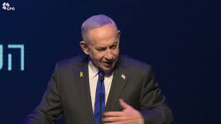 ראש הממשלה נתניהו בטקס חתימה על הסכם גג בעיר דימונה (עדכוני משרד ראש הממשלה) - התמונה מוצגת ישירות מתוך אתר האינטרנט יוטיוב. זכויות היוצרים בתמונה שייכות ליוצרה. קישור קרדיט למקור התוכן נמצא בתוך דף הסרטון