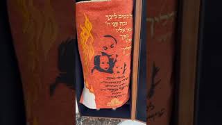 בית הכנסת בחוף התמרים מקדיש תורה בישראל לזכרם של שירי, אריאל וכפיר ביבס