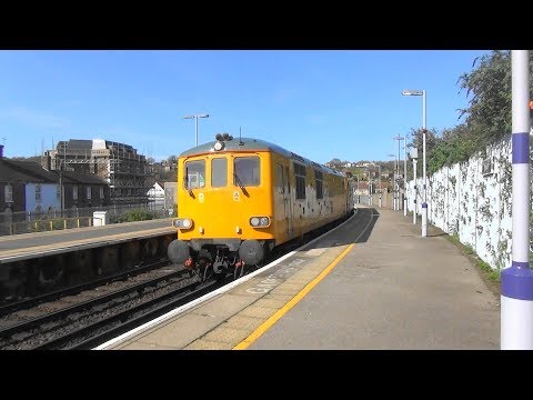 (HD) Network Rail Super EDs 73952 + 73951 pass through Strood on 0Z01 3rd Rail Testing. 18.04.18