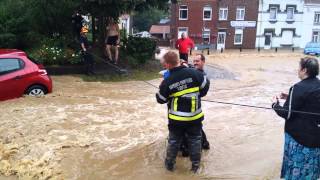 preview picture of video 'Inondation à Ittre - Sauvetage d'un enfant depuis le rond-point'