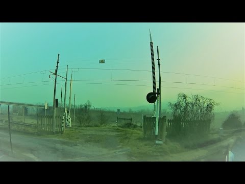 Passaggio a livello all'entrata di Acqui (AL) treno in transito # railroad crossing