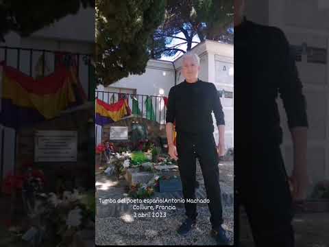 Cristián Mínguez en la tumba de Antonio Machado